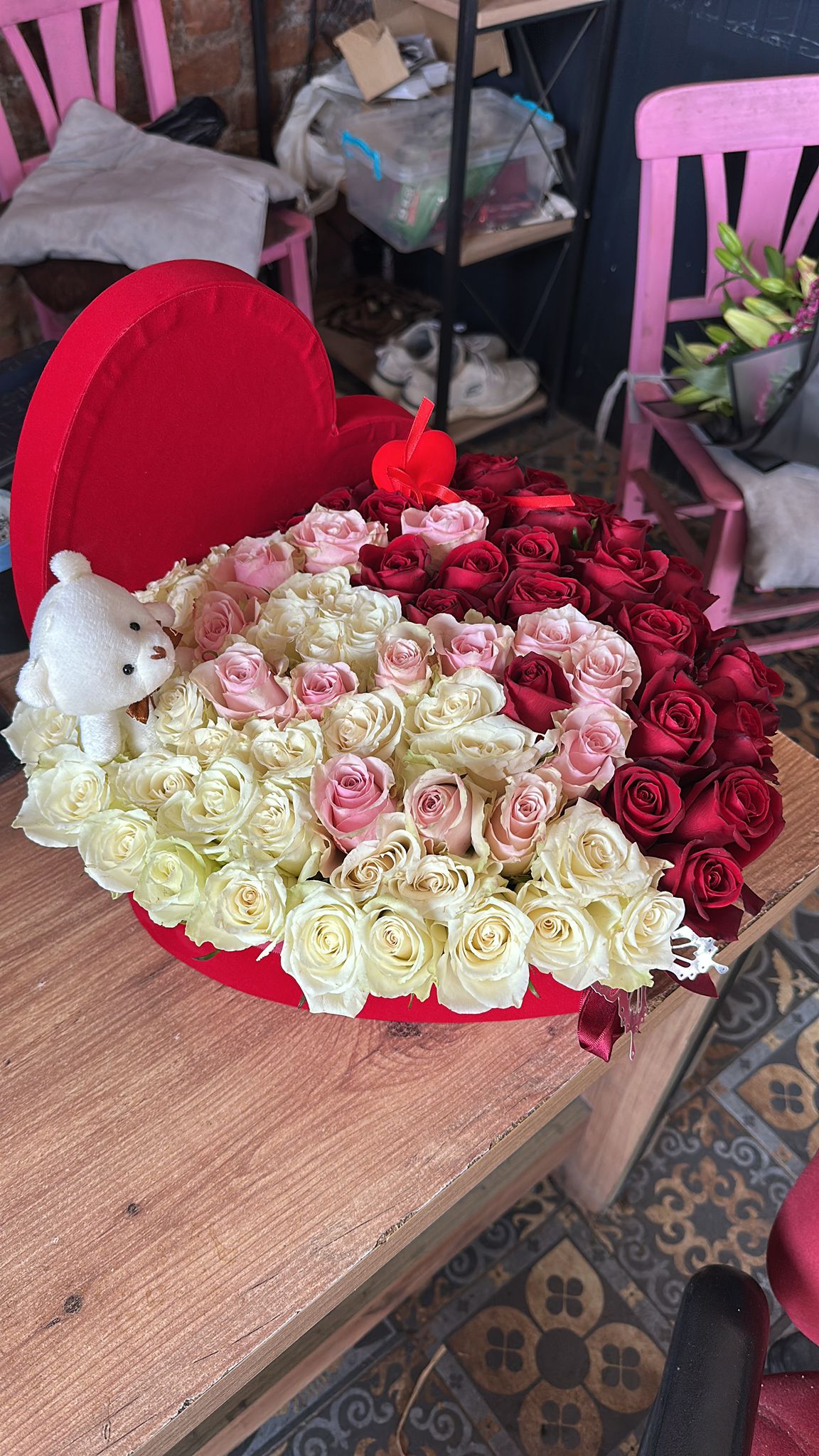 Kalp Kutuda Kırmızı Beyaz Güller