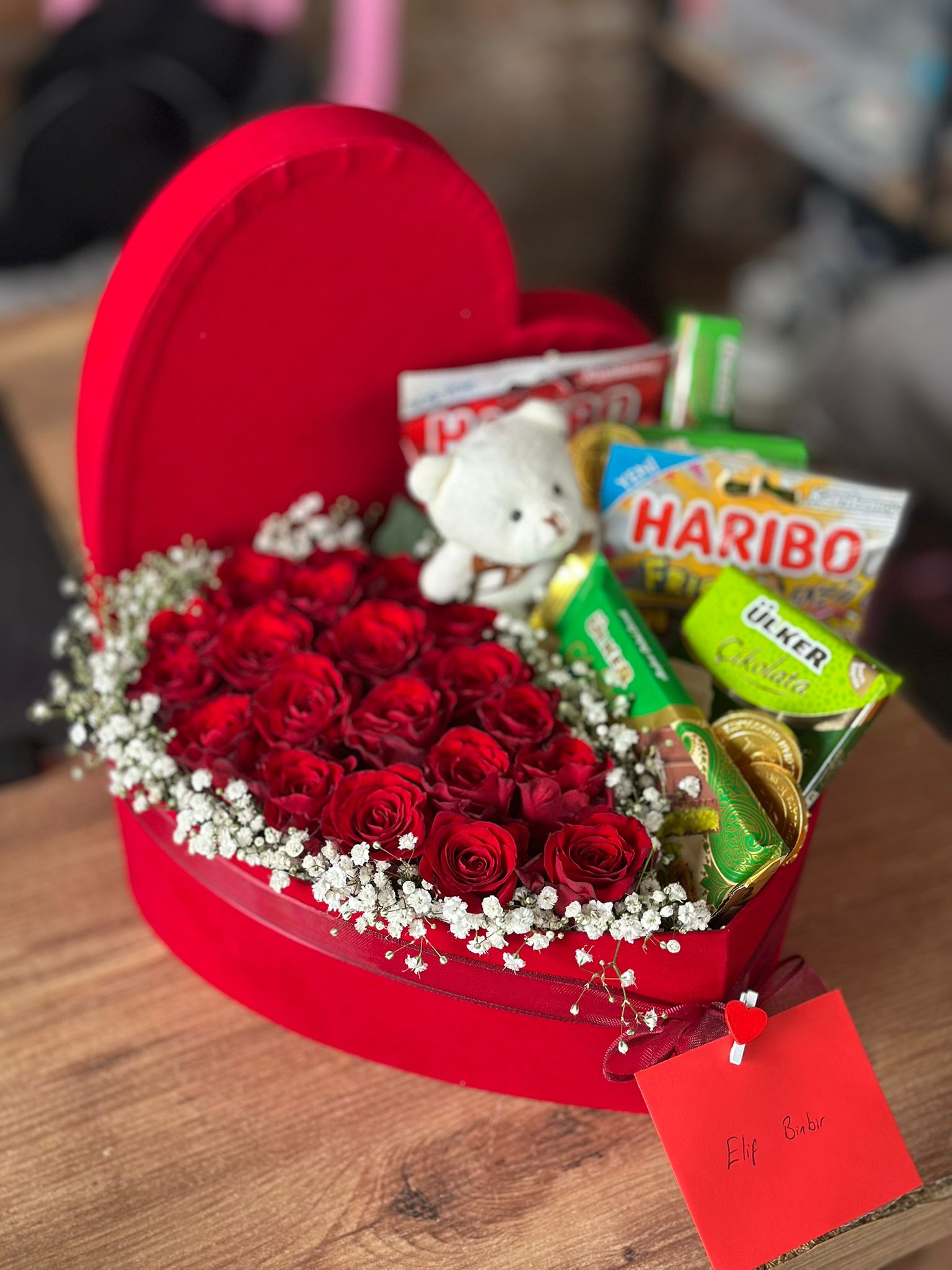 Kalp Kutuda Kırmızı Gül