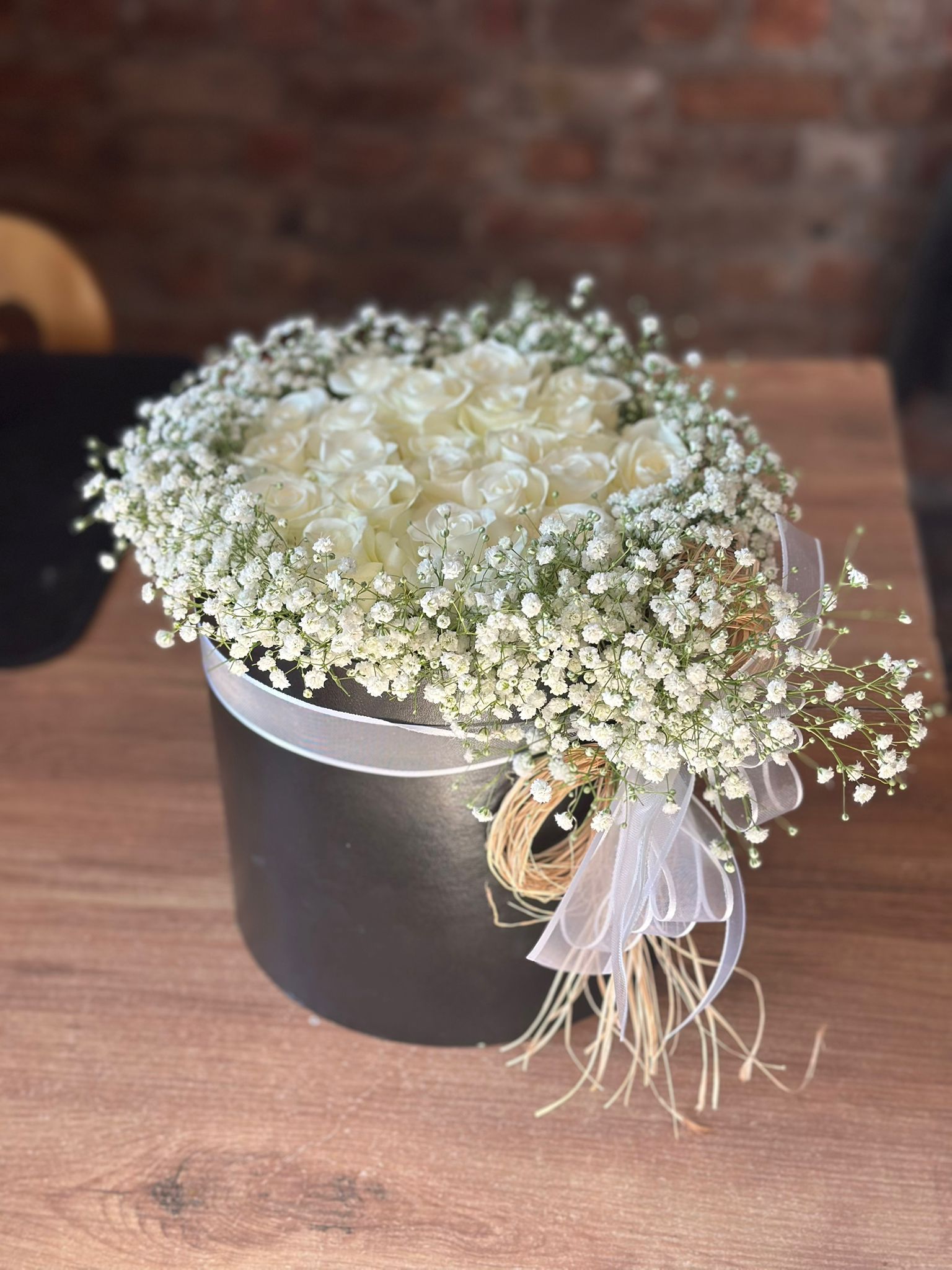 Yuvarlak Kutuda Beyaz Güller