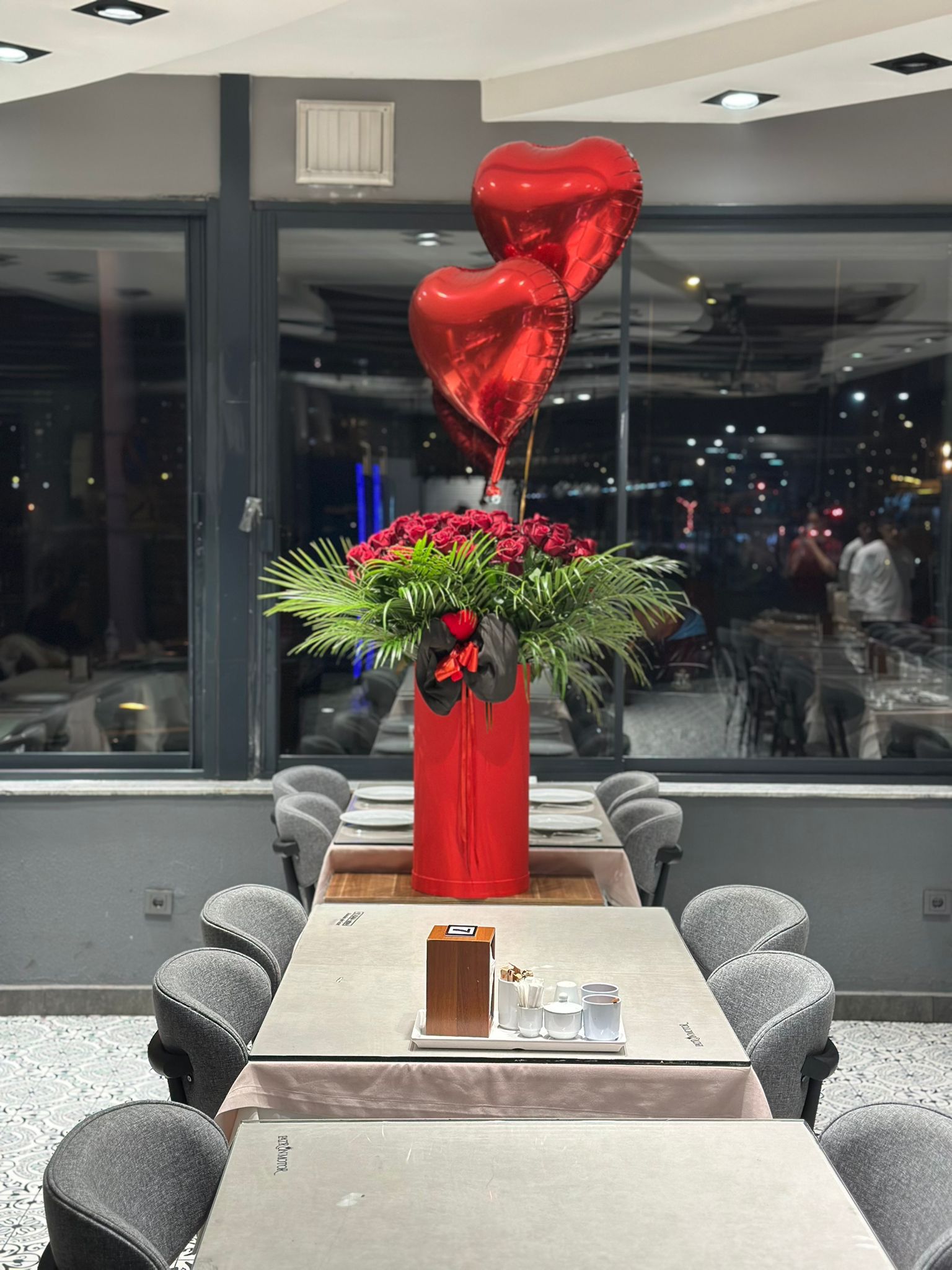 Dev Kutuda 100 Gül Kalpli Balon